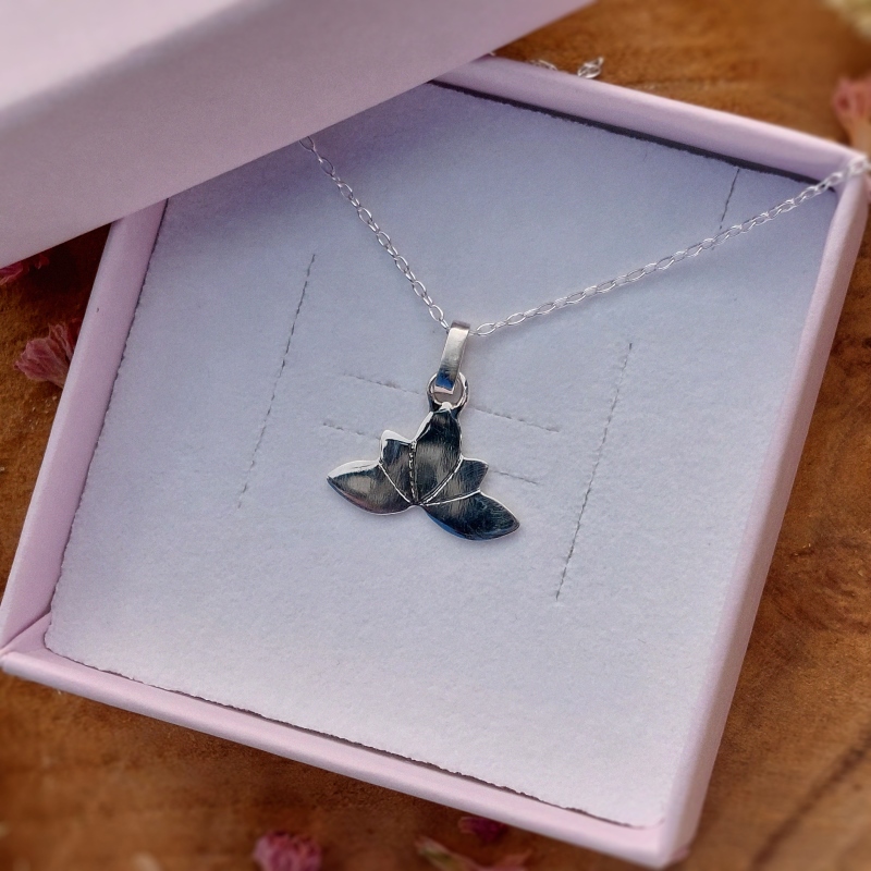 Collier Lotus 5